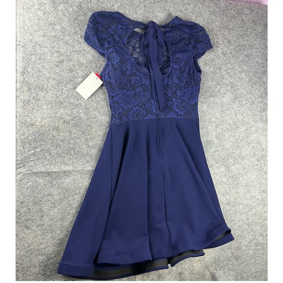 B. Smart Navy Blue‎ Floral Lace Cap Sleeve Fit & Flare Dress Juniors Sz 5 NWT - Picture 2 of 5
